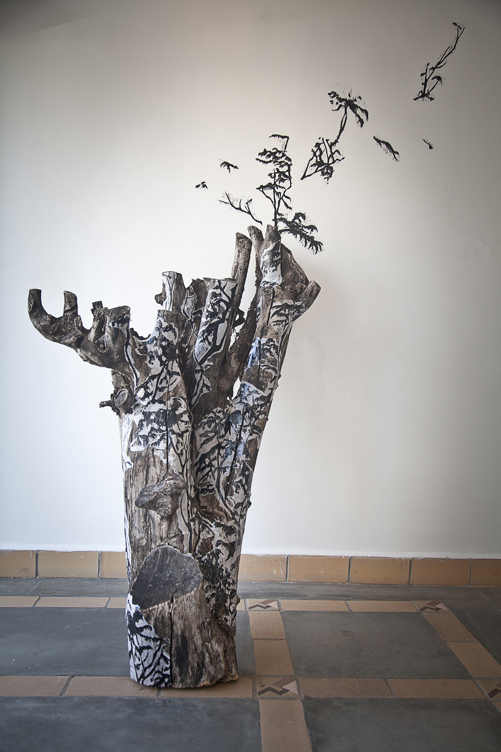 Sem título – Simone Peixoto, Instalação com xilogravuras sobre Tronco, fotografia de Lígia Minami